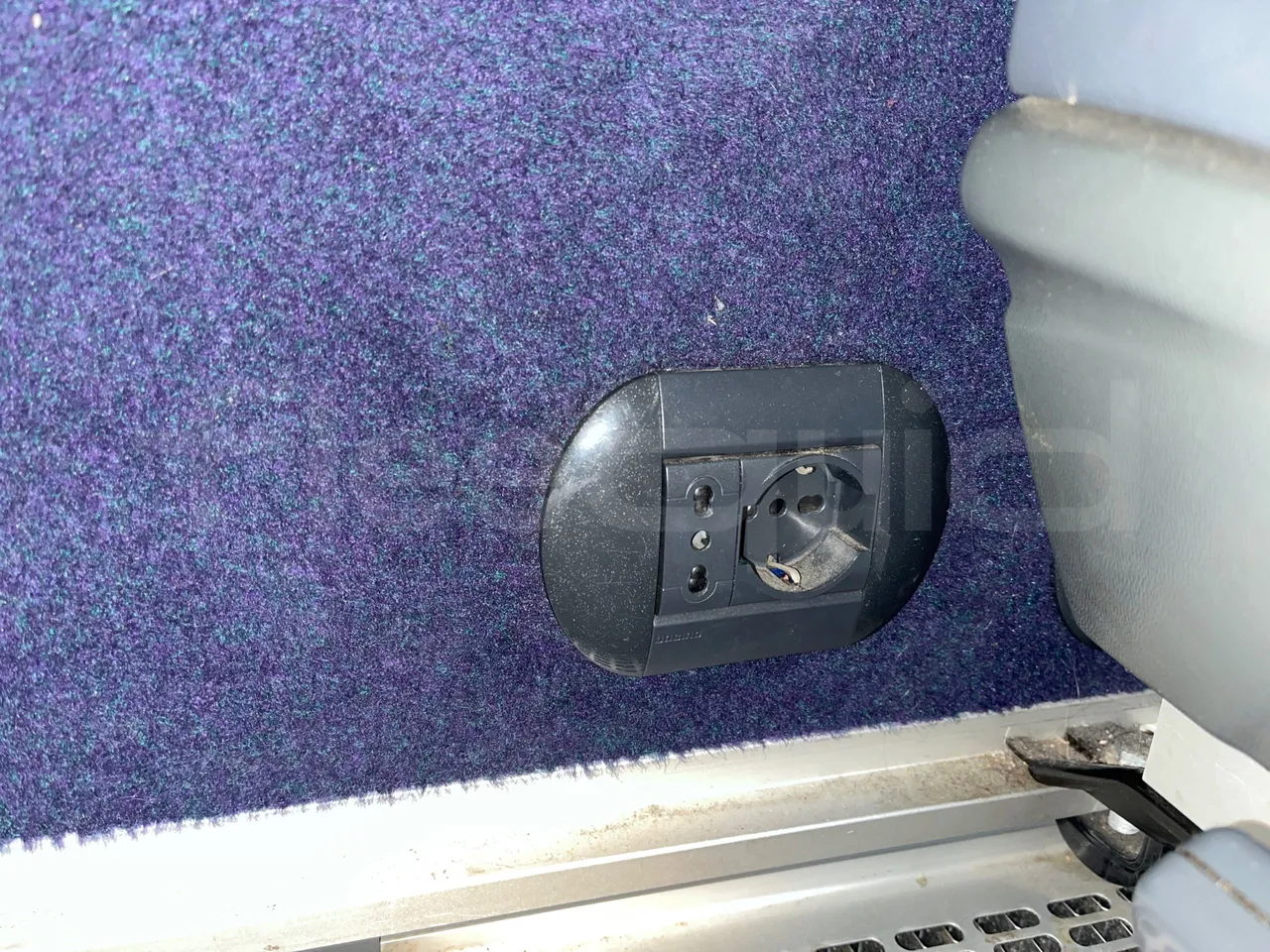 Mercedes-Benz Tourismo 632 01 - Euro6 - 315kW - 12.140mt - usb charging detail