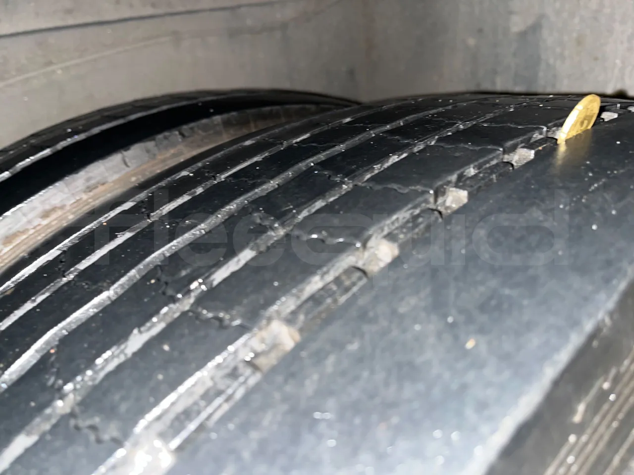 Mercedes-Benz Tourismo 632 01 - Euro6 - 315kW - 12.140mt - tread condition front tires right