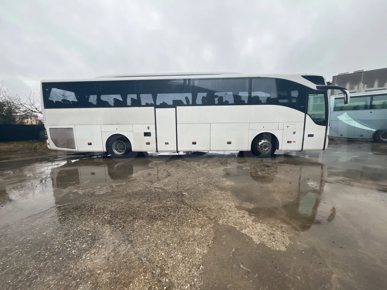 Mercedes-Benz Tourismo 632 01 - Euro6 - 315kW - 12.140mt - right side doors closed