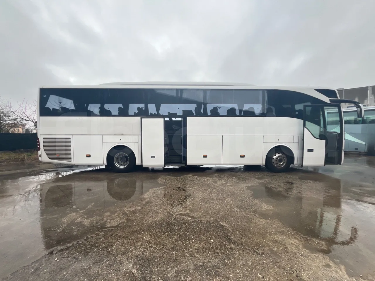 Mercedes-Benz Tourismo 632 01 - Euro6 - 315kW - 12.140mt - right side doors open