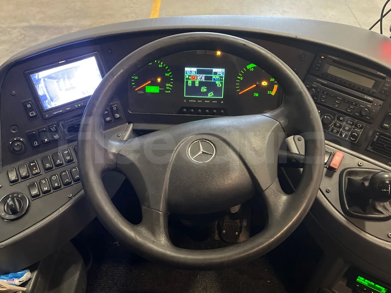 Mercedes-Benz Tourismo 632 01 - Euro6 - 315kW - 12.140mt - steering wheel photo