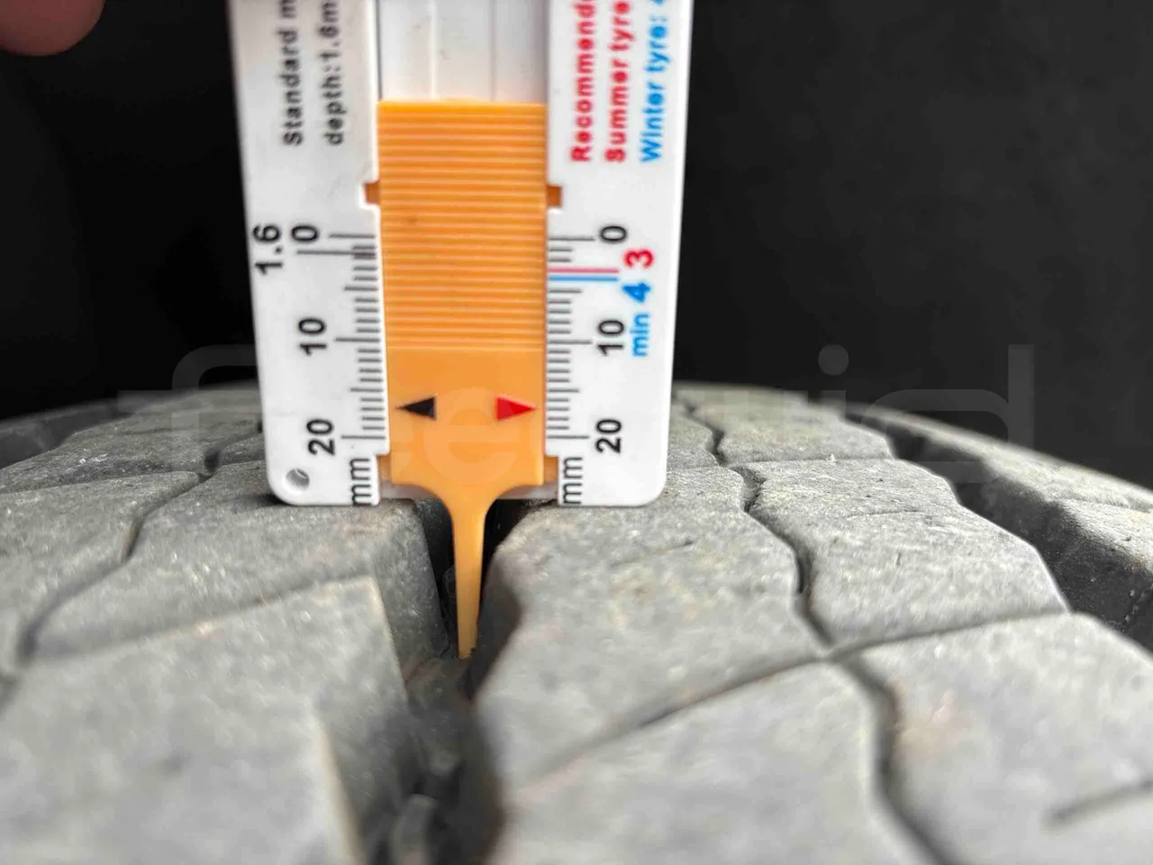 Iveco Urbanway - tread condition front tires left