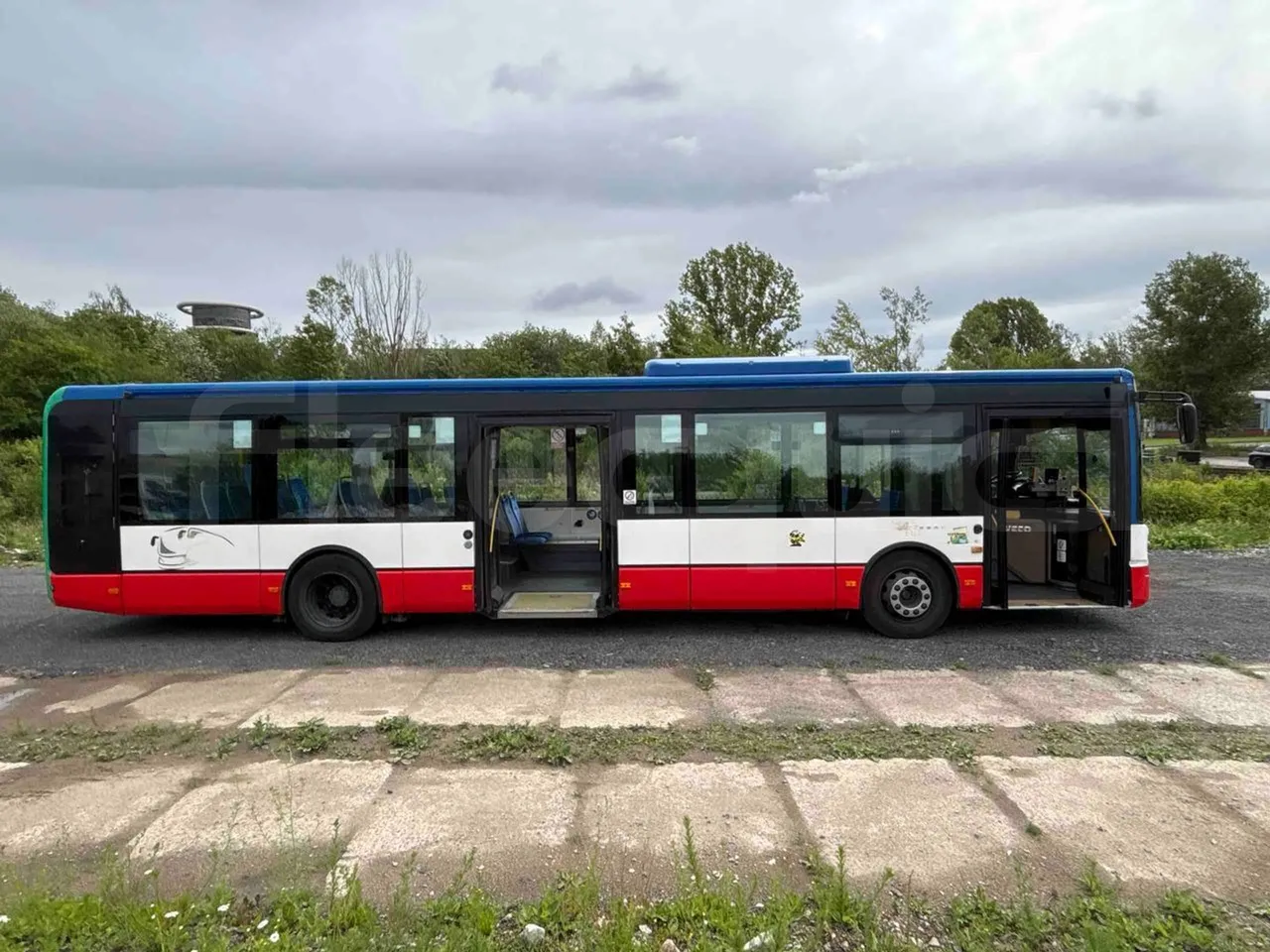 Iveco Urbanway - right side doors open