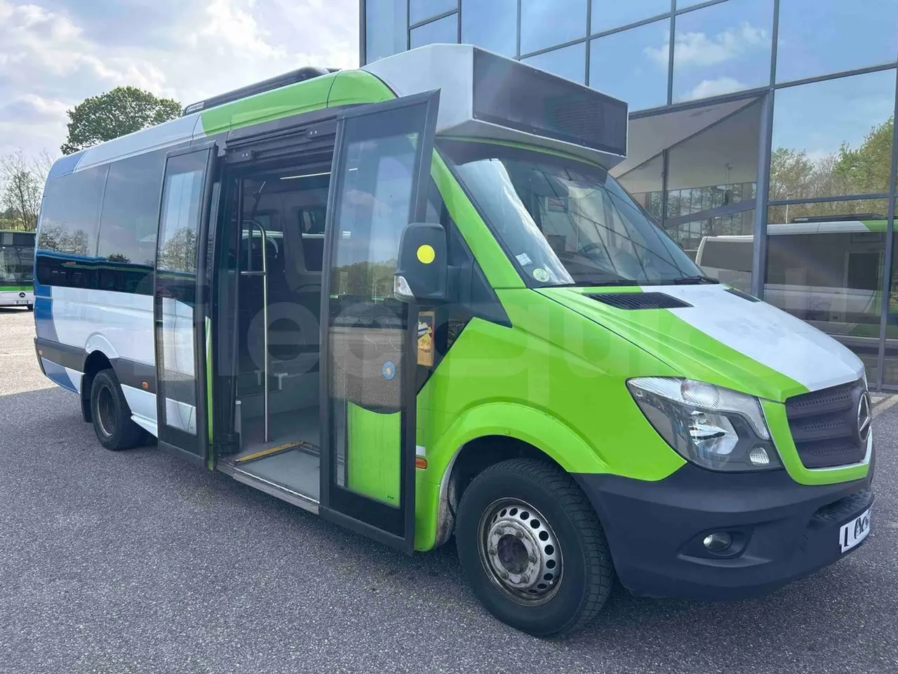 Mercedes-Benz Sprinter 906BB50 - EUR 6 -120kW - 7.361m - 3/4 right front doors open