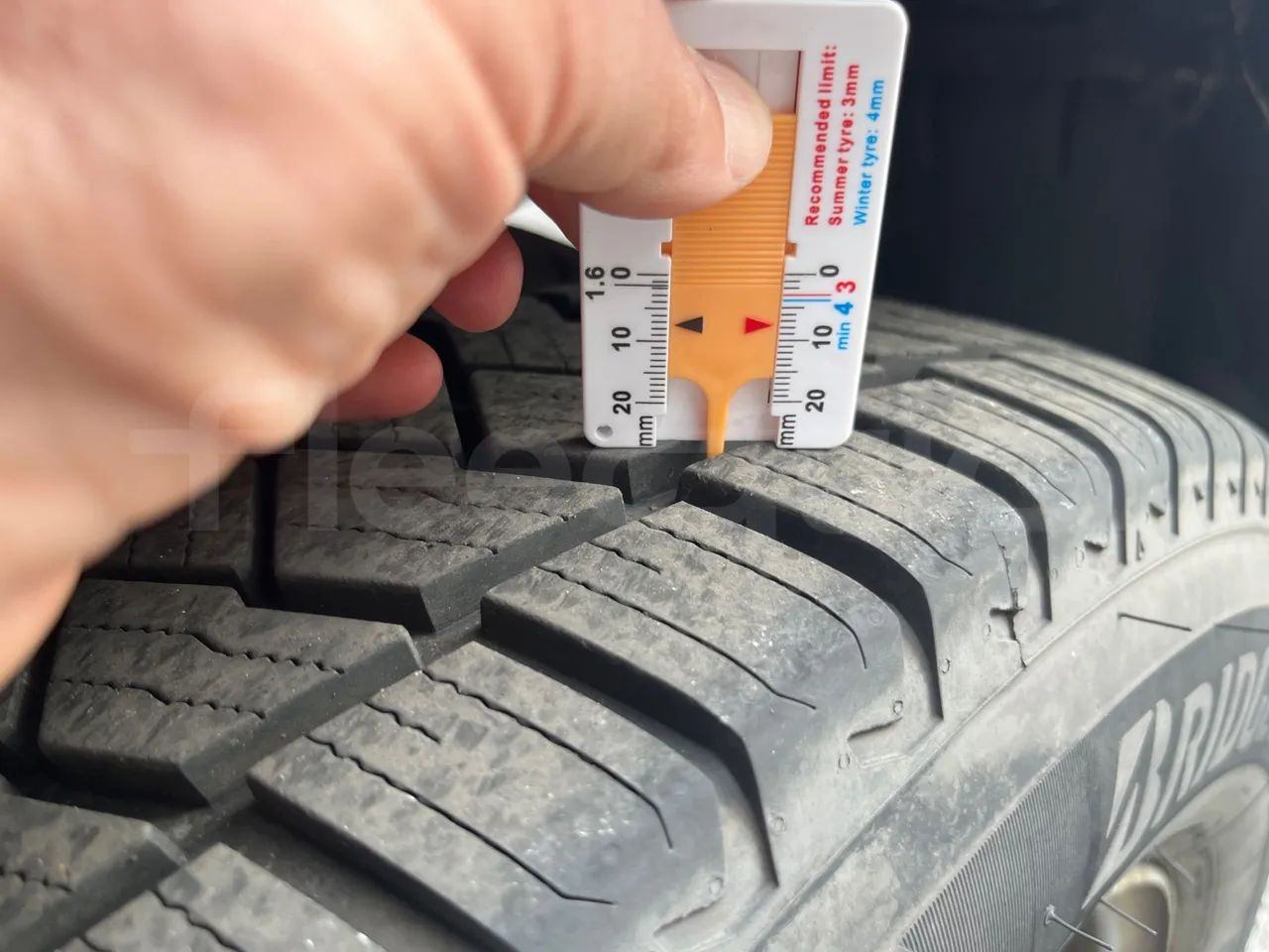 Mercedes-Benz Sprinter 906BB50 - EUR 6 -120kW - 7.361m - tread condition front tires left