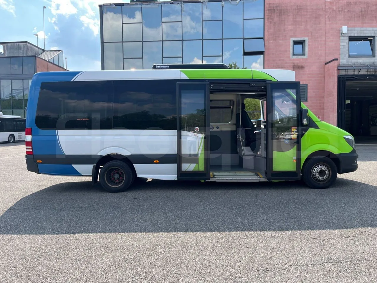 Mercedes-Benz Sprinter 906BB50 - EUR 6 -120kW - 7.361m - right side doors open