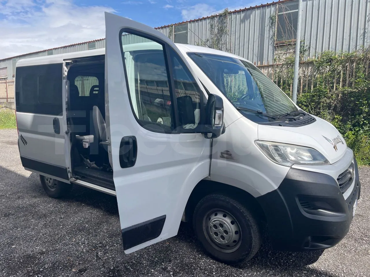 Fiat Ducato 250 - EUR6 - 110kW - 4.963m - 3/4 right front doors open