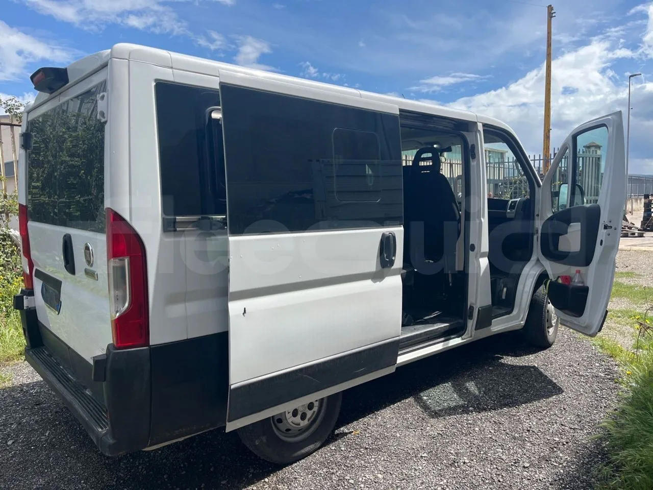 Fiat Ducato 250 - EUR6 - 110kW - 4.963m - 3/4 right rear doors open