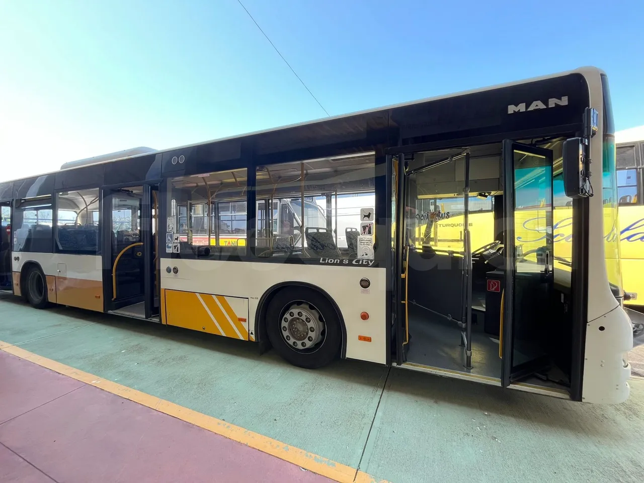 Man Lion's City A21/ Euro 4 - 228Kw - 11,950 Mt - external compartments photo