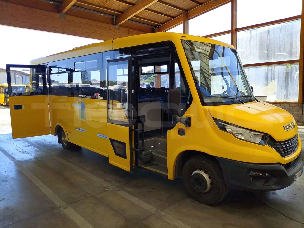 Iveco Indcar WGIVMY11 MOBI SCUOLABUS - EUR6 - 100Kw - 8,592m - 3/4 right front doors open
