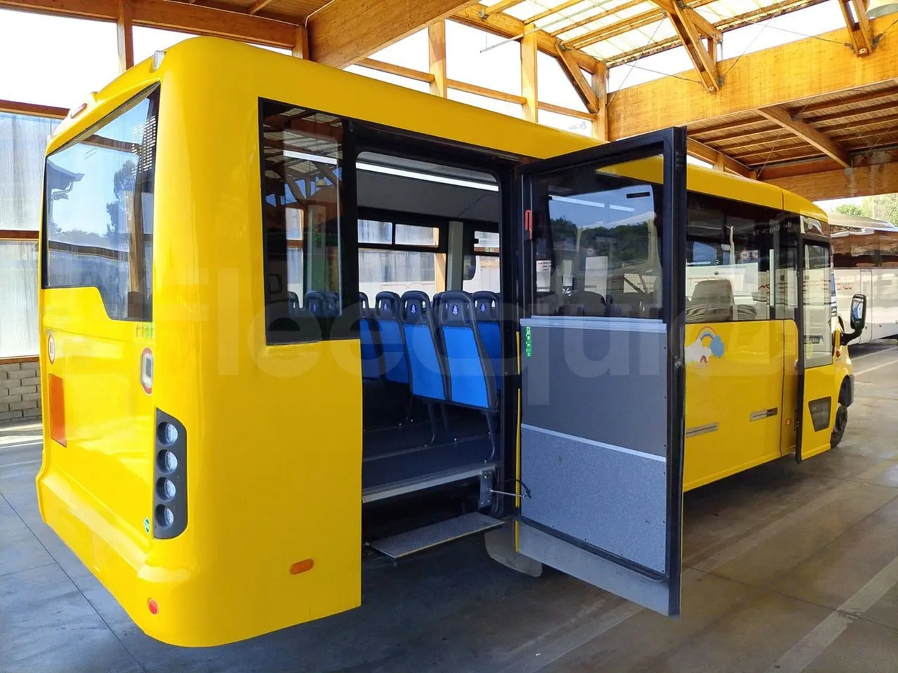 Iveco Indcar WGIVMY11 MOBI SCUOLABUS - EUR6 - 100Kw - 8,592m - 3/4 right rear doors open