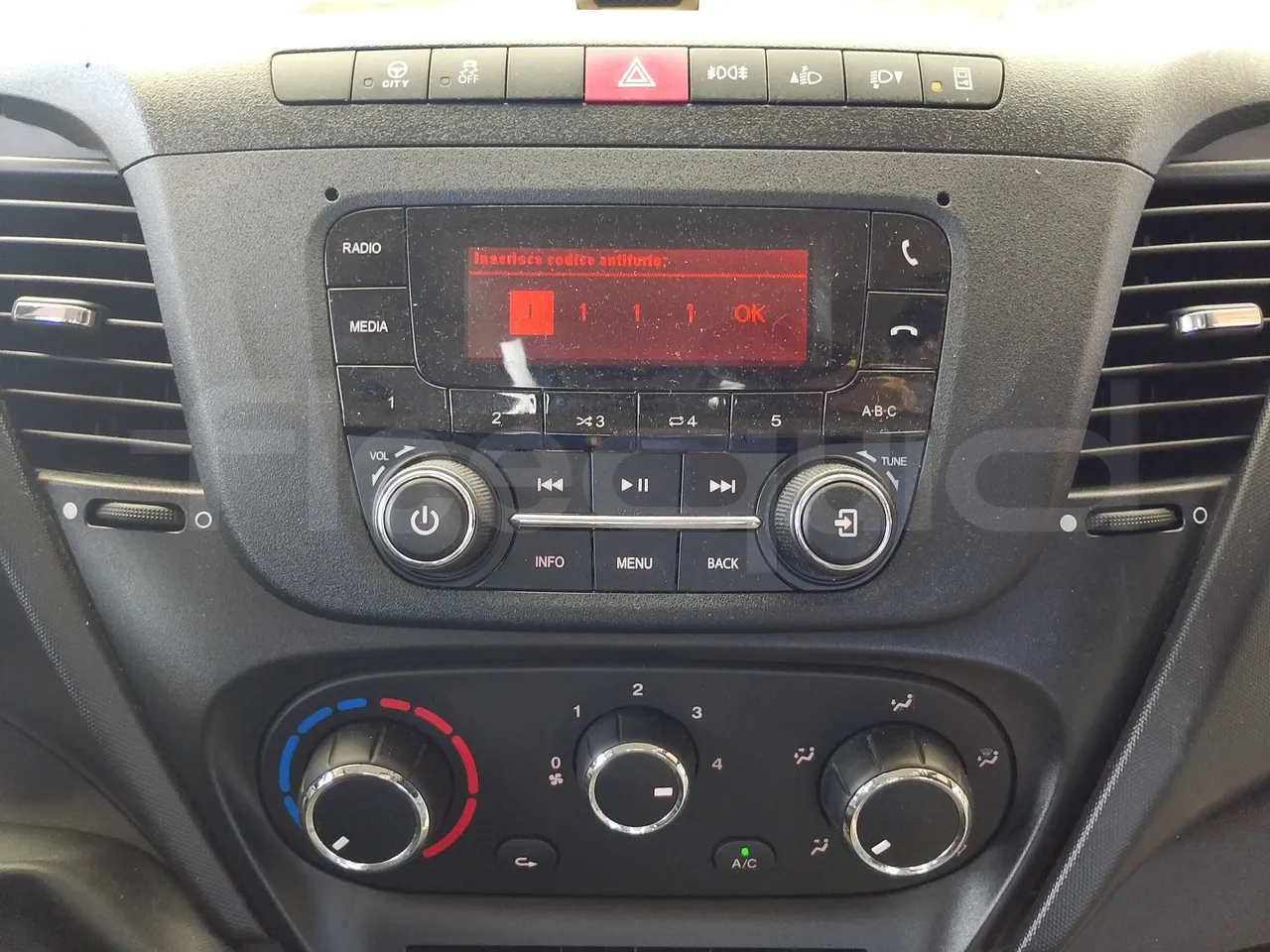Iveco Indcar WGIVMY11 MOBI SCUOLABUS - EUR6 - 100Kw - 8,592m - radio accessories photo