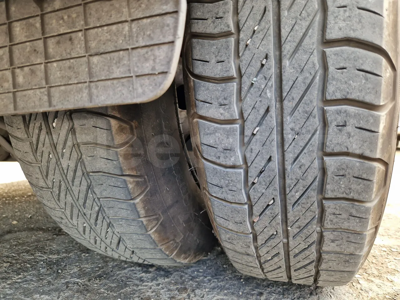 Ford Transit FBD - tread condition front tires left