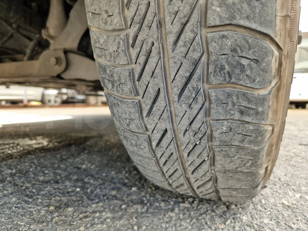 Ford Transit FBD - tread condition front tires right