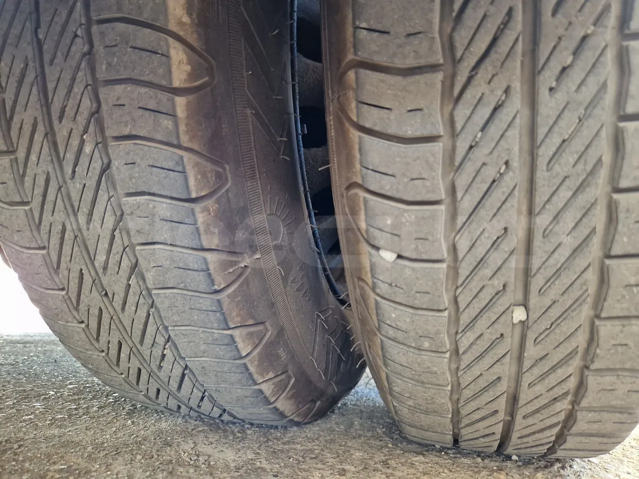 Ford Transit FBD - tread condition third axle tires left