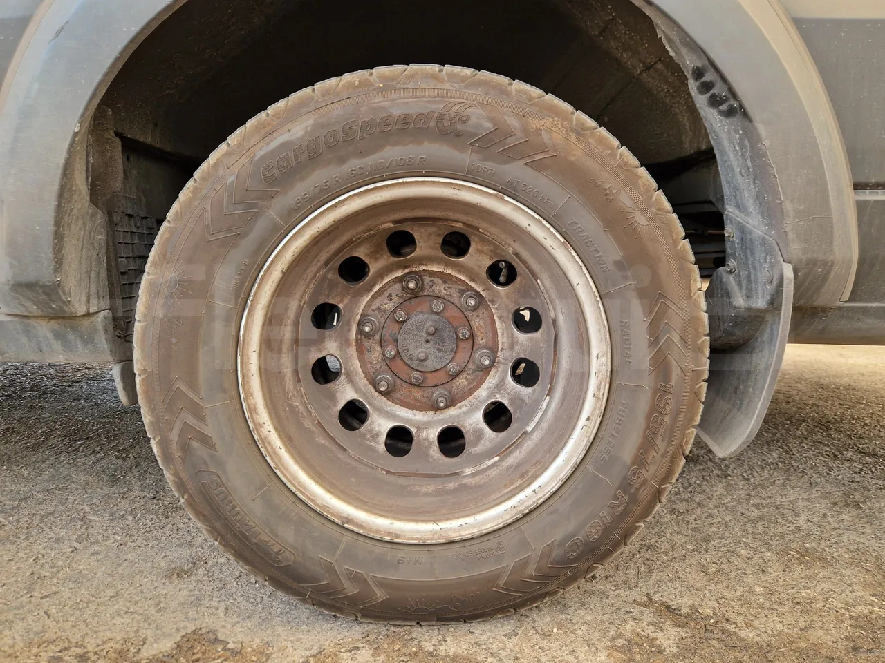 Ford Transit FBD - rear left tire photo