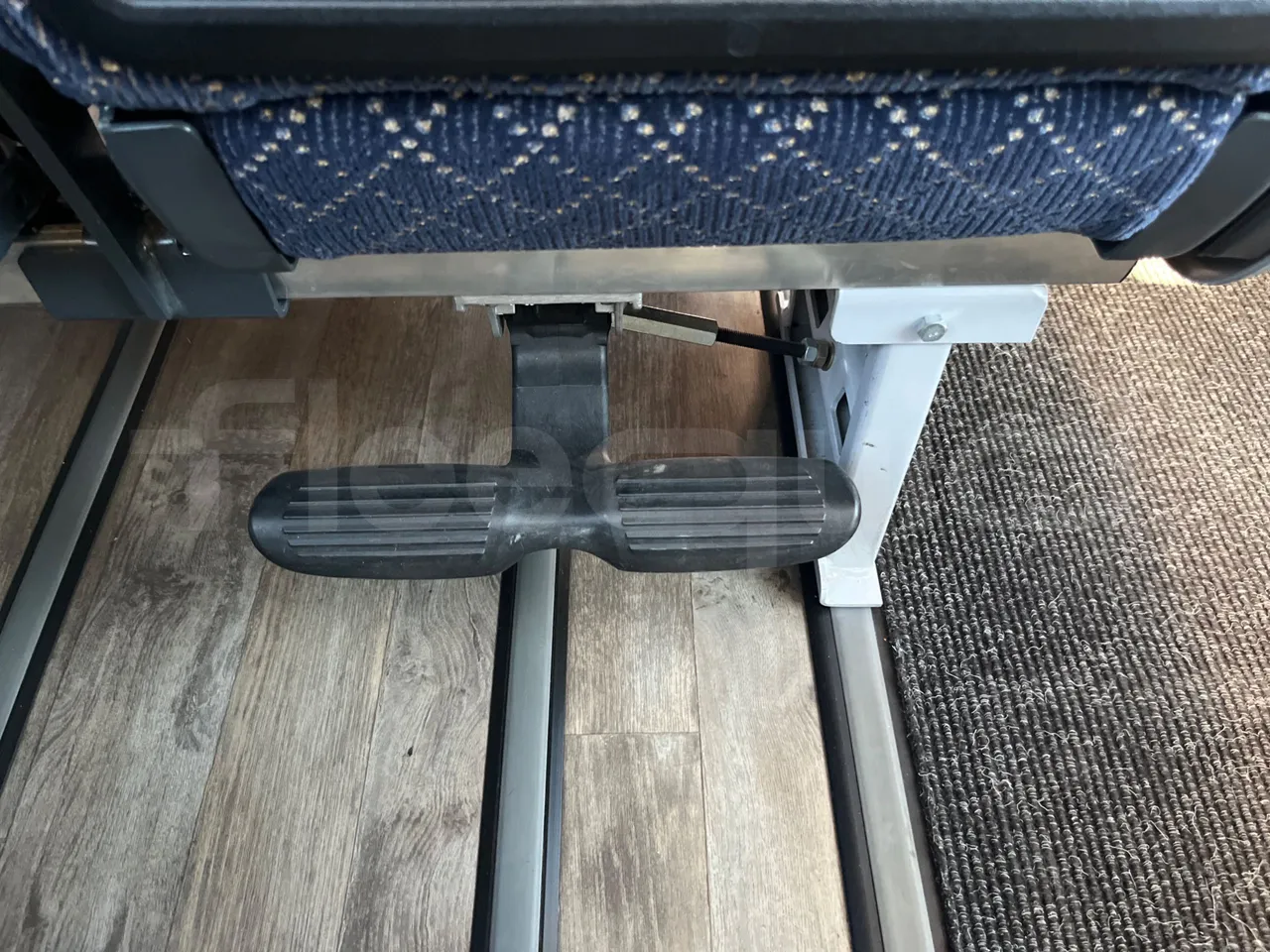 Van Hool EX15 HIGH - Euro6 - 330kW - 12.480mt - footrest detail photo