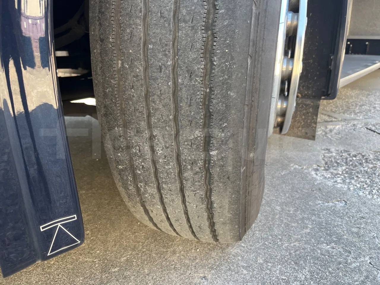 Van Hool EX15 HIGH - Euro6 - 330kW - 12.480mt - tread condition second axle tires right