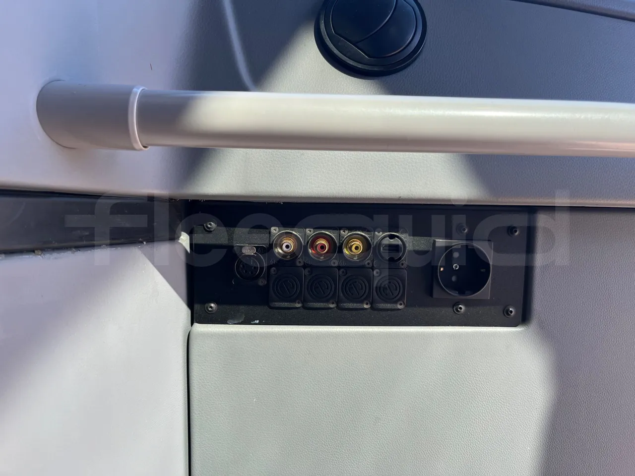 Van Hool EX15 HIGH - Euro6 - 330kW - 12.480mt - power outlets detail