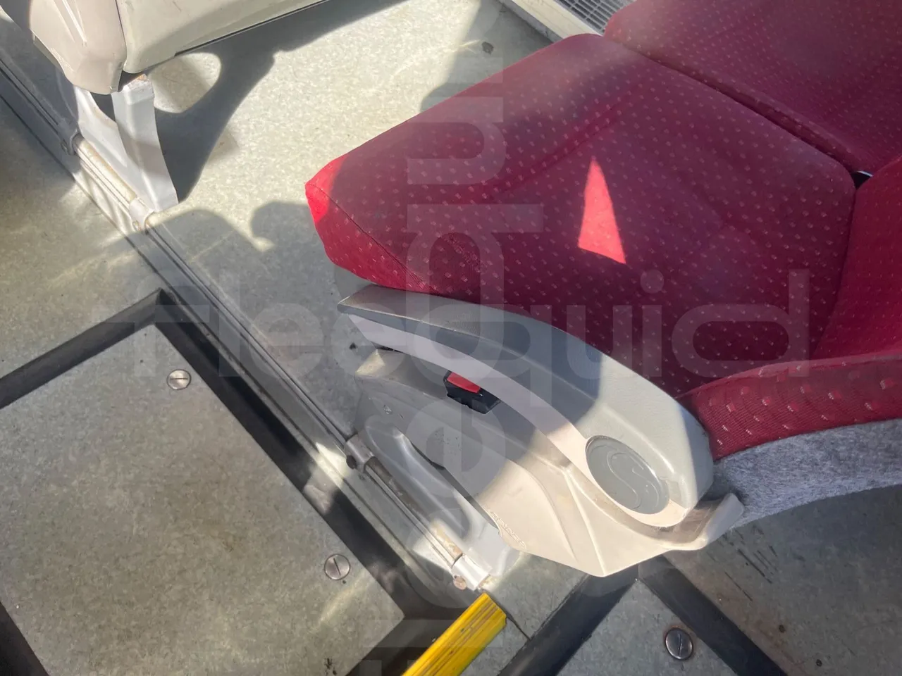 Volvo B12B 6X2 - EUR4 - 338kW -14.995m - central seat safety belt