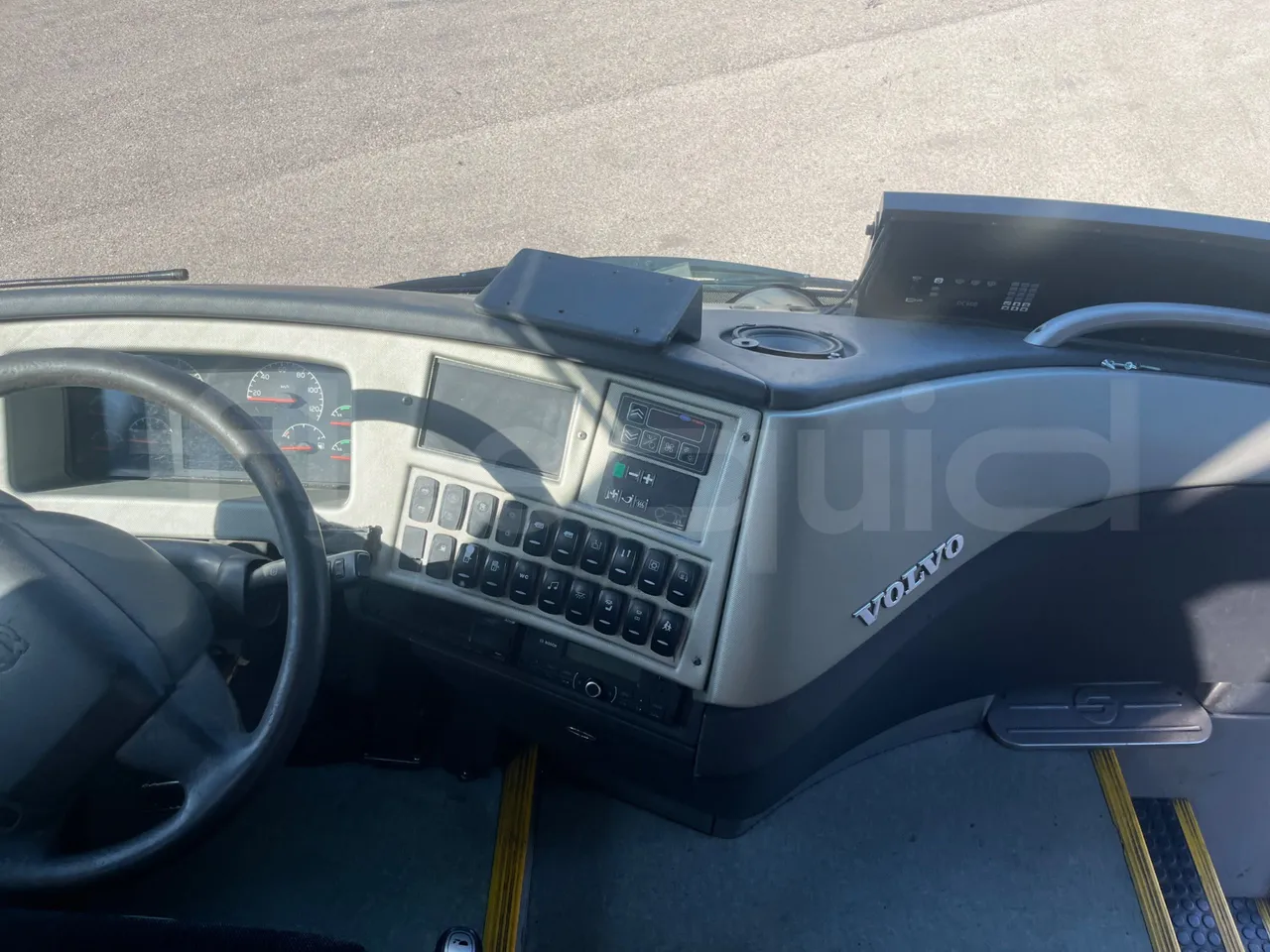 Volvo B12B 6X2 - EUR4 - 338kW -14.995m - single seat detail
