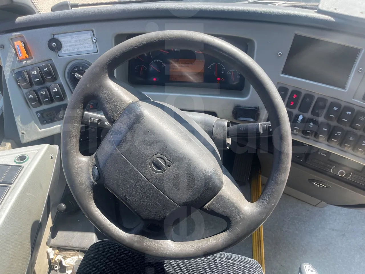 Volvo B12B 6X2 - EUR4 - 338kW -14.995m - driver's seat photo (mandatory for bus to scrap)