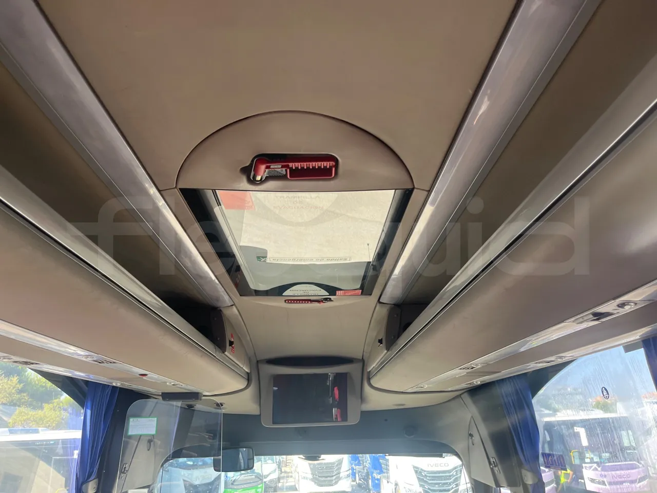 Volvo B12B 6X2 - EUR4 - 338kW -14.995m - roof hatch 1