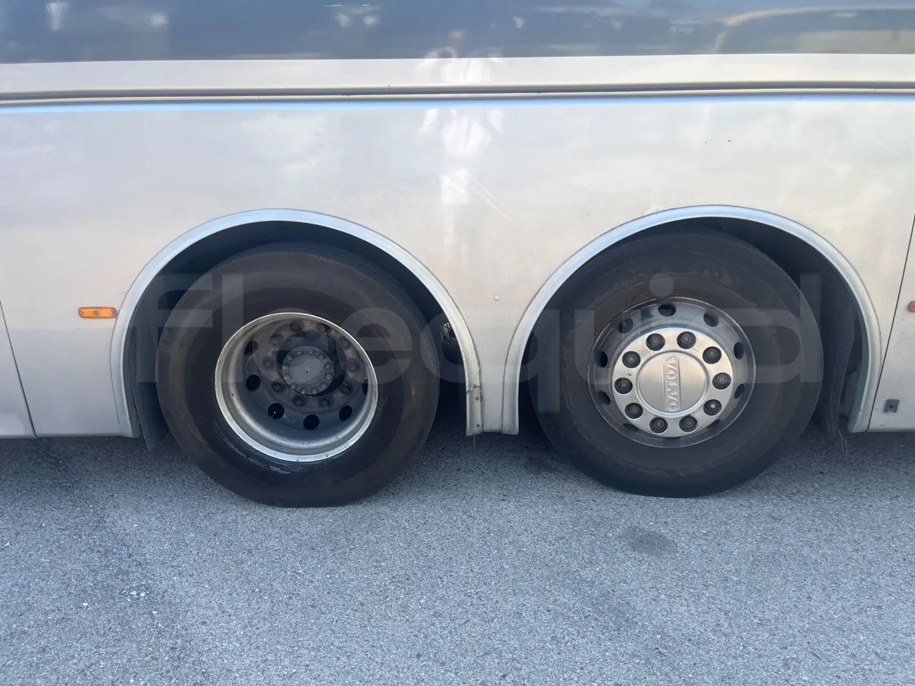 Volvo B12B 6X2 - EUR4 - 338kW -14.995m - tread condition front tires right