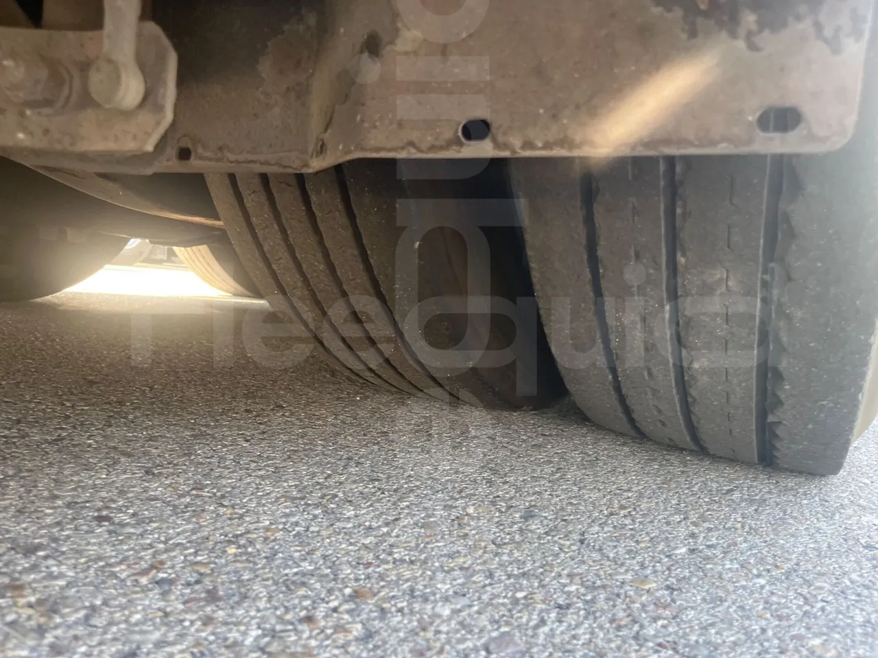 Volvo B12B 6X2 - EUR4 - 338kW -14.995m - tread condition second axle tires left