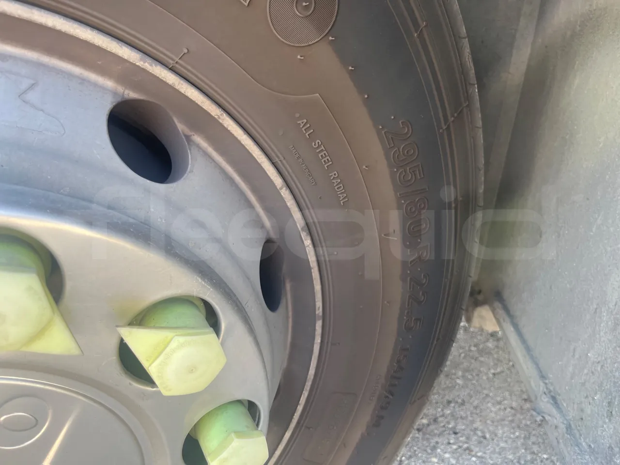 Volvo B12B 6X2 - EUR4 - 338kW -14.995m - front left tire measurements