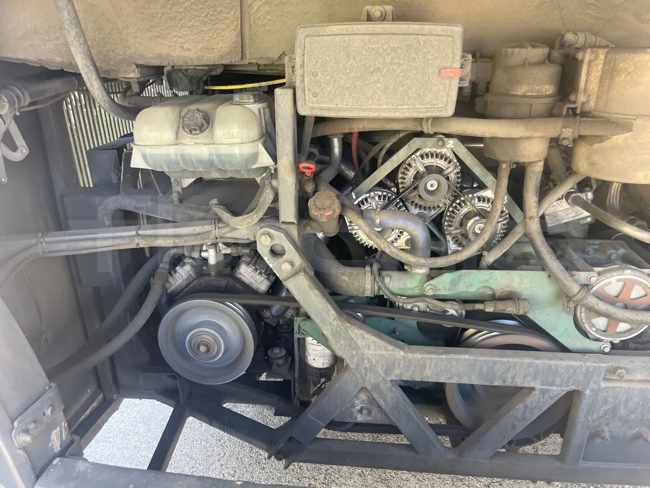 Volvo B12B 6X2 - EUR4 - 338kW -14.995m - under carpet photo
