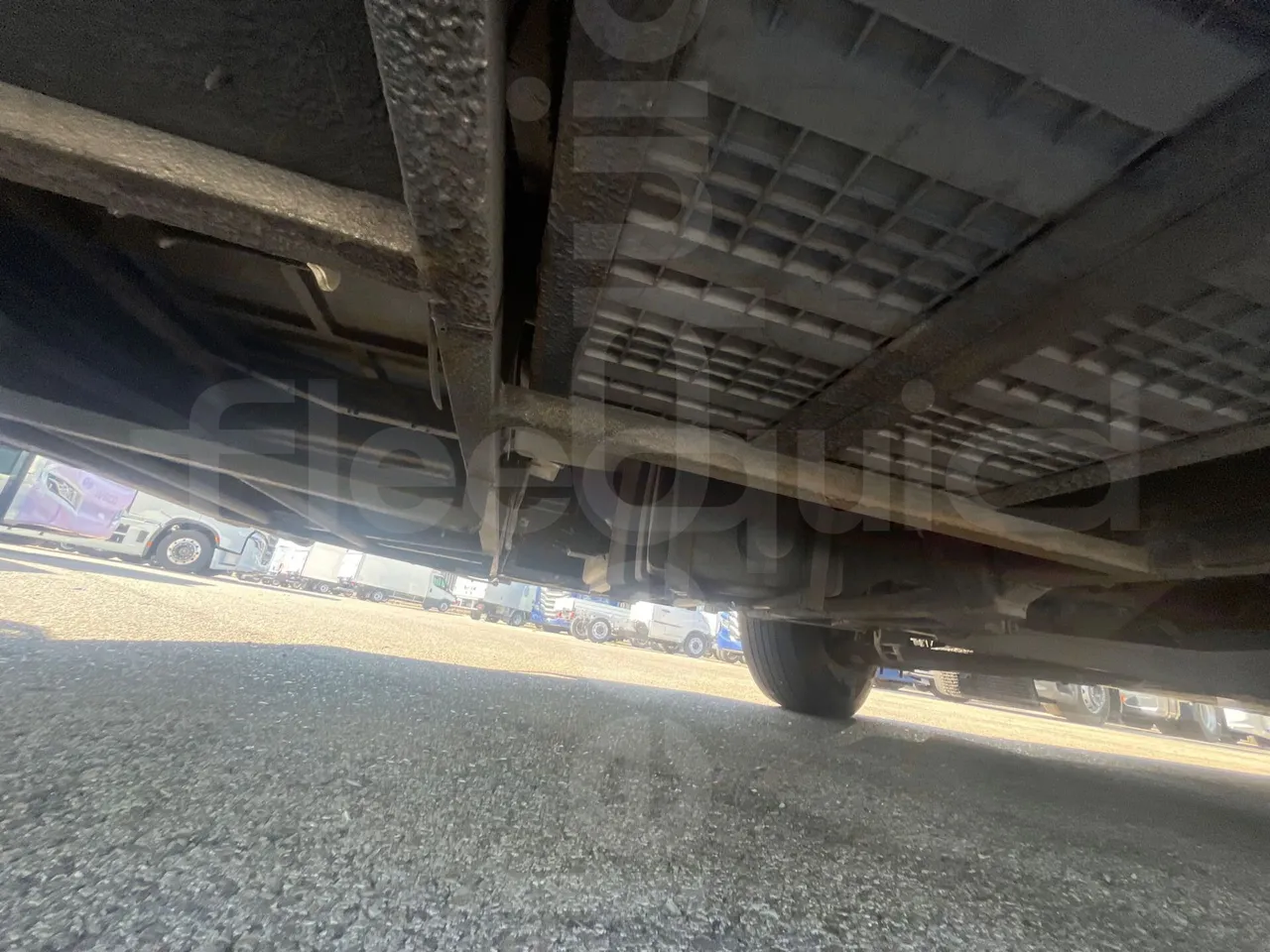 Volvo B12B 6X2 - EUR4 - 338kW -14.995m - front undercarriage from front