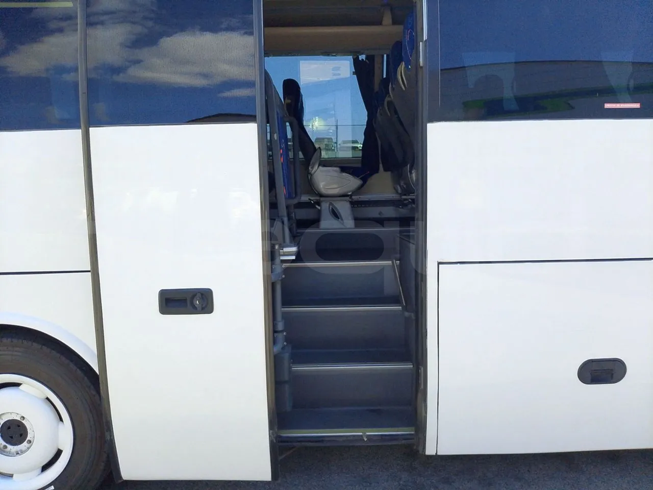King Long XMQ6900 XIAMEN-EUR4-160Kw-8,995m - front door 2 open