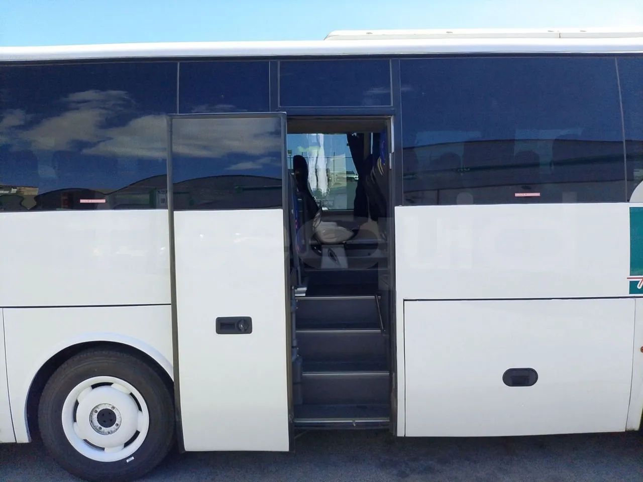 King Long XMQ6900 XIAMEN-EUR4-160Kw-8,995m - front door 3 open (mandatory for bus to scrap)