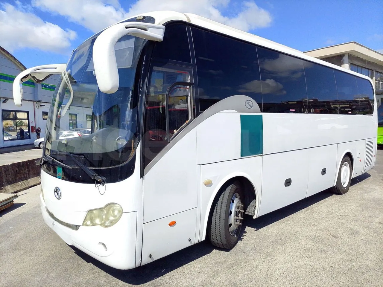 King Long XMQ6900 XIAMEN-EUR4-160Kw-8,995m - 3/4 front left (mandatory for bus to scrap)
