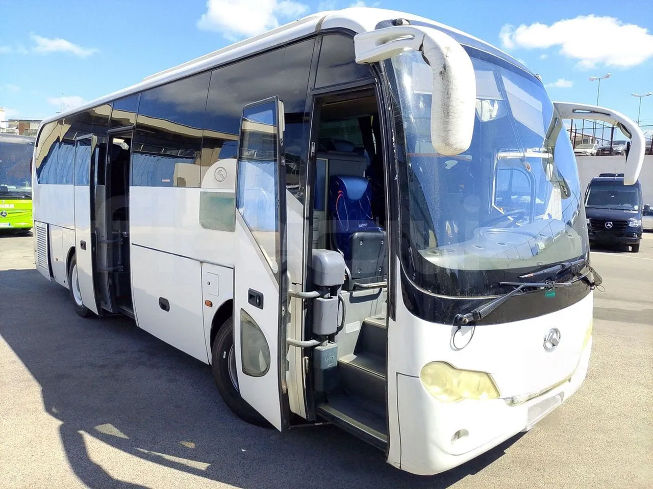 King Long XMQ6900 XIAMEN-EUR4-160Kw-8,995m - 3/4 right front doors open