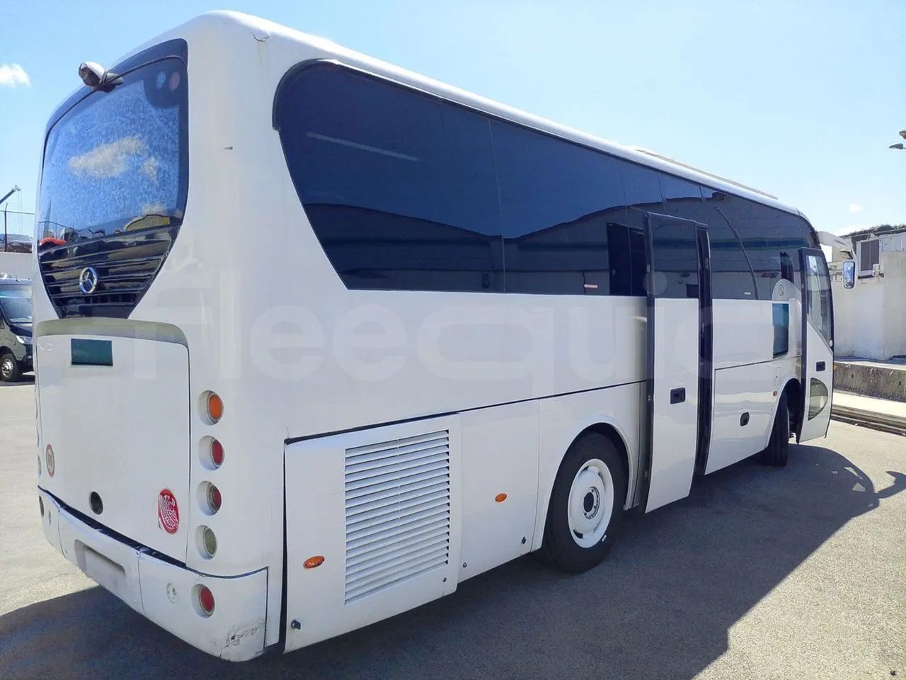 King Long XMQ6900 XIAMEN-EUR4-160Kw-8,995m - 3/4 right rear doors open