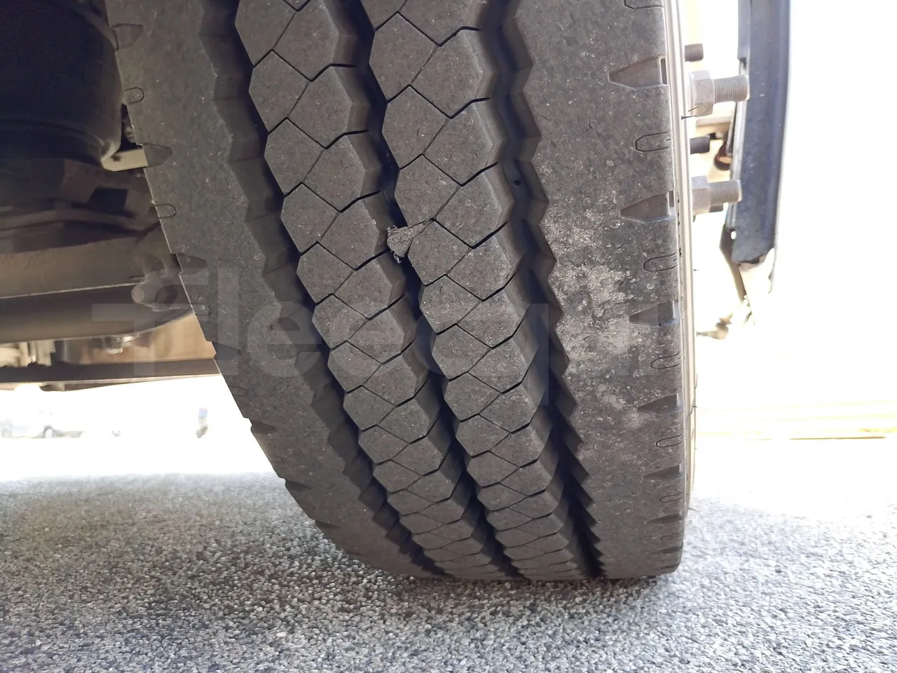 King Long XMQ6900 XIAMEN-EUR4-160Kw-8,995m - tread condition front tires left