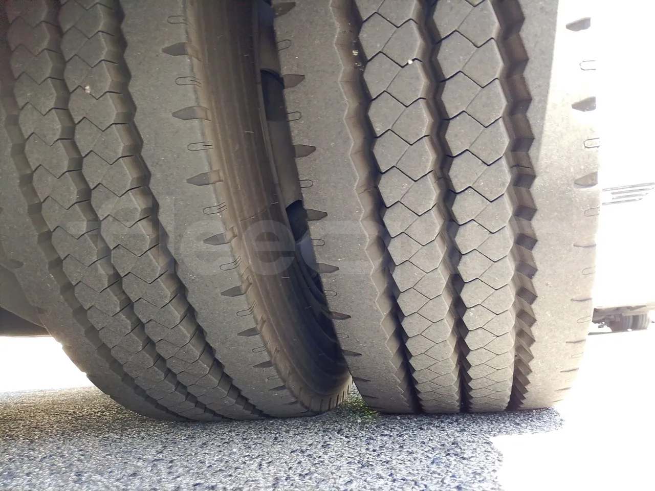 King Long XMQ6900 XIAMEN-EUR4-160Kw-8,995m - tread condition front tires right