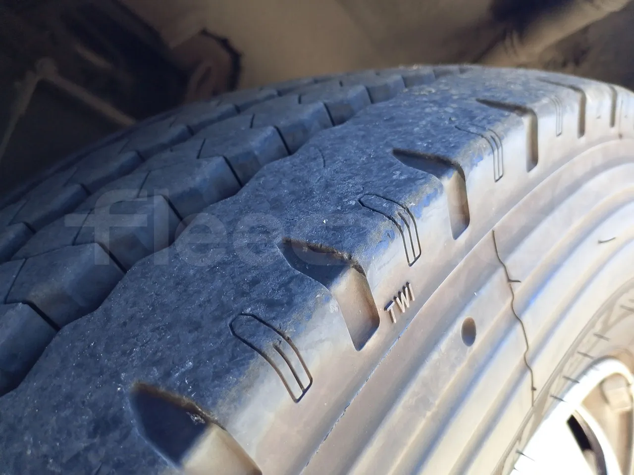 King Long XMQ6900 XIAMEN-EUR4-160Kw-8,995m - tread condition second axle tires left