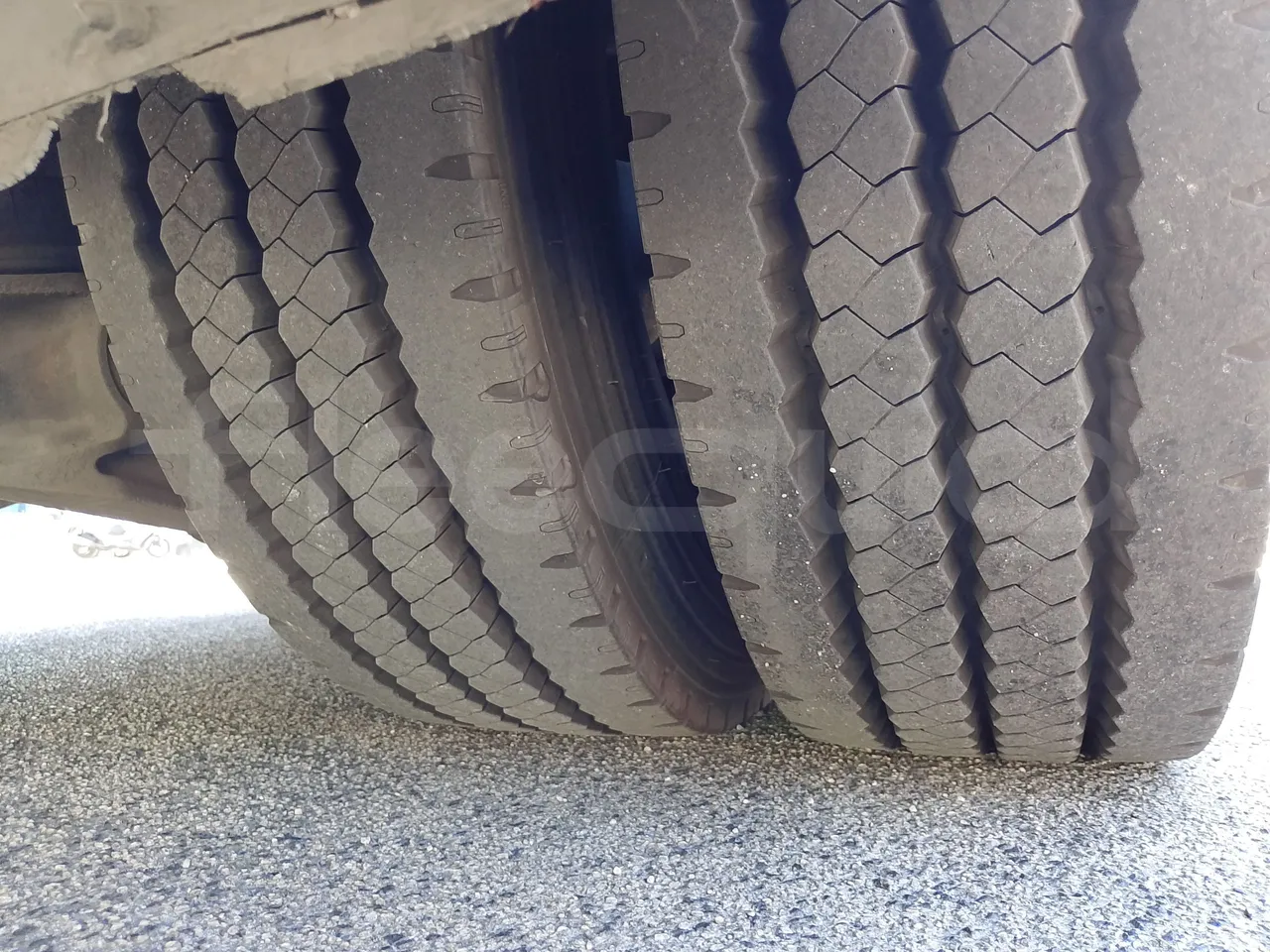 King Long XMQ6900 XIAMEN-EUR4-160Kw-8,995m - tread condition third axle tires left