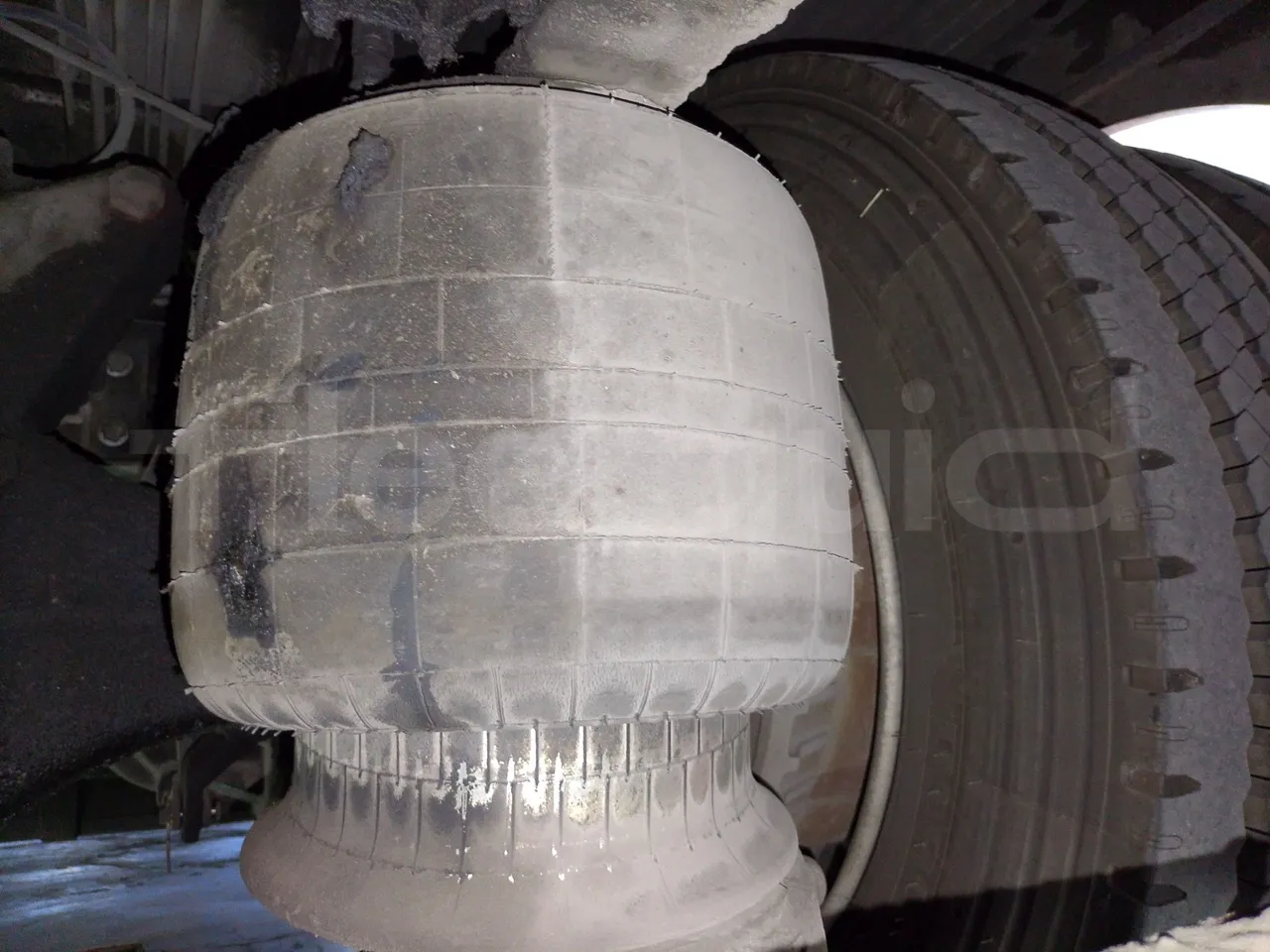 King Long XMQ6900 XIAMEN-EUR4-160Kw-8,995m - axle 3 air springs 2 left