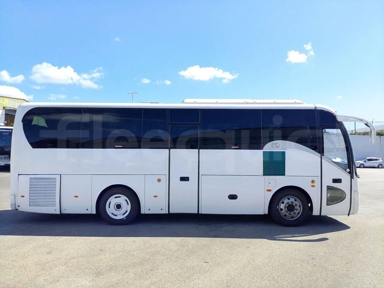 King Long XMQ6900 XIAMEN-EUR4-160Kw-8,995m - right side doors closed