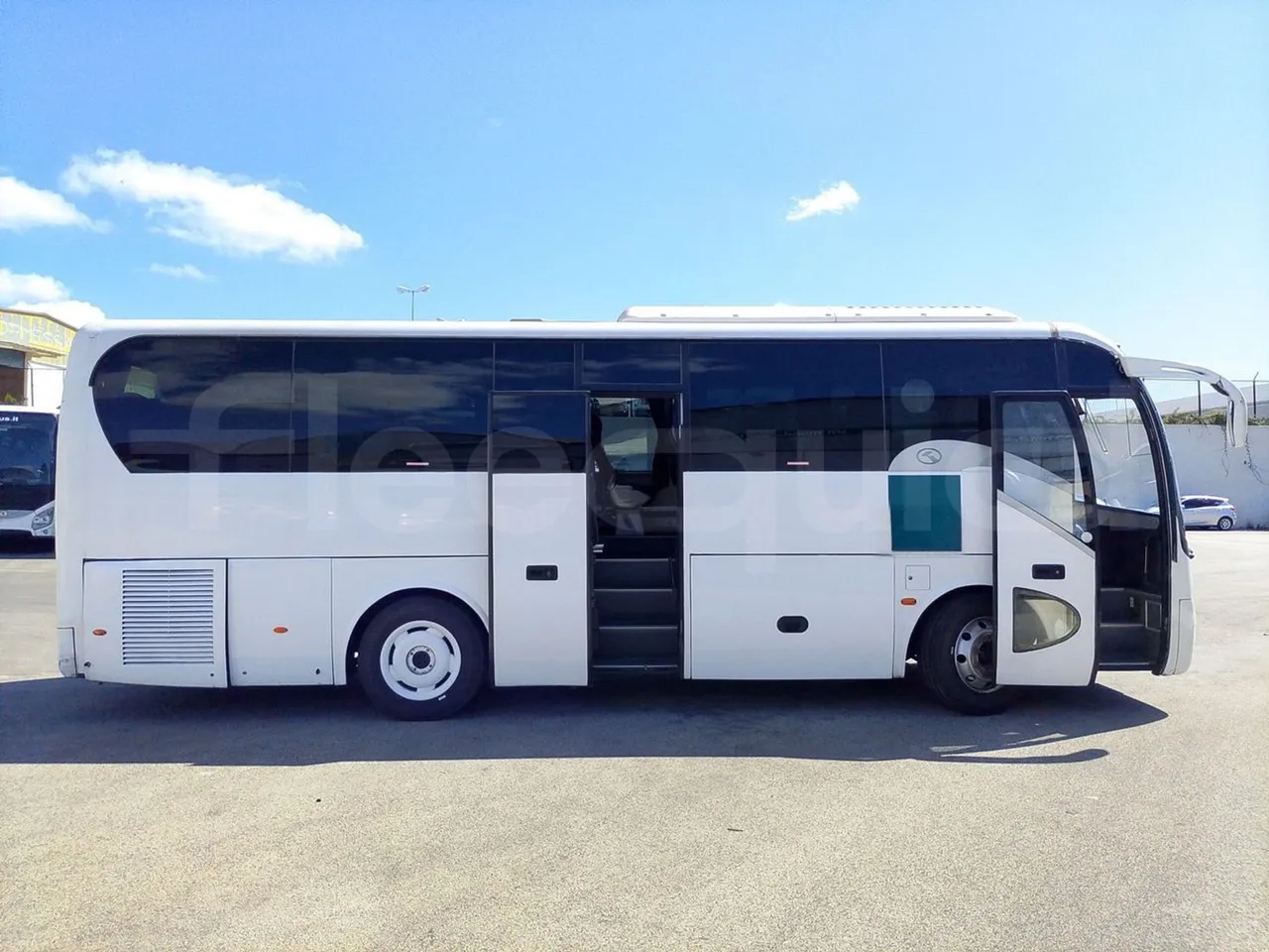 King Long XMQ6900 XIAMEN-EUR4-160Kw-8,995m - right side doors open