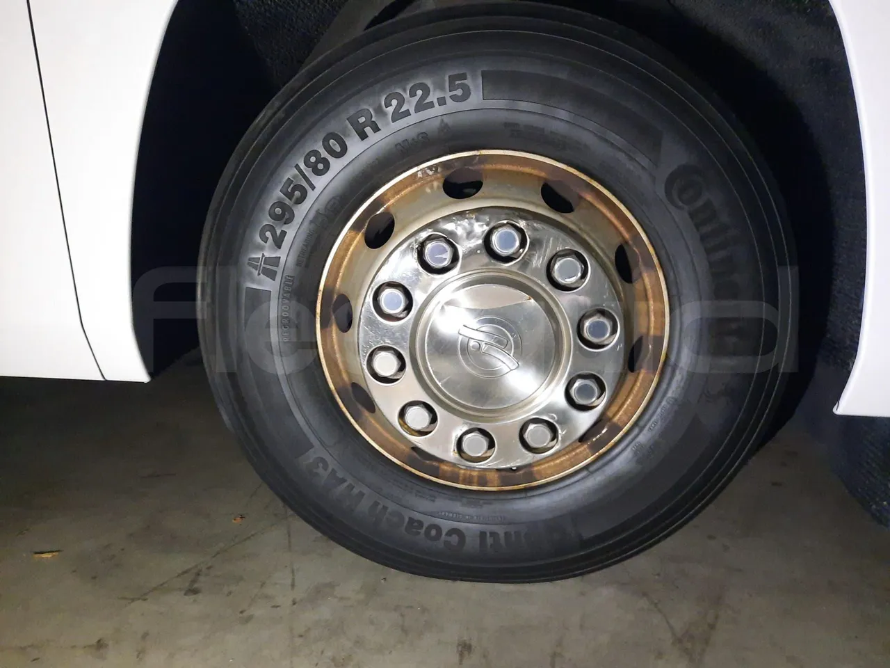 Irizar i6 - First Axle Left Side: Complete Tyre