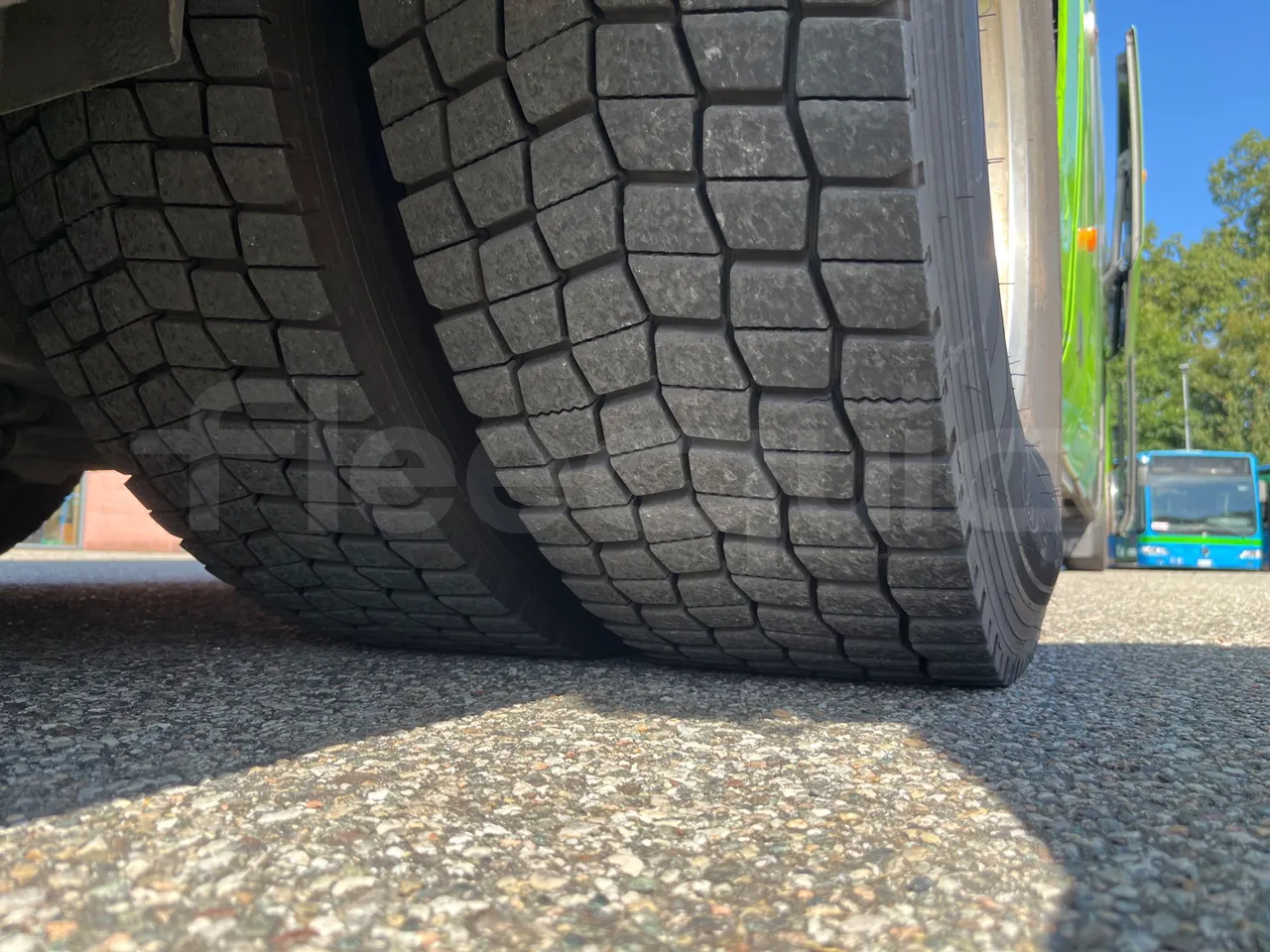 Irizar i6 AD2 I6 13.35- EUR6 - 320kW - 12.92m - tread condition second axle tires right