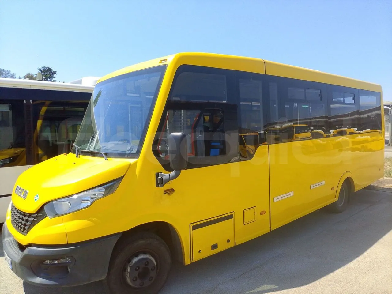 Iveco Indcar WGIVMY11 MOBI SCUOLABUS - EUR6 - 100Kw - 8,592m - 3/4 front left (mandatory for bus to scrap)