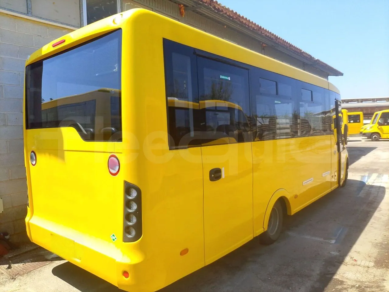 Iveco Indcar WGIVMY11 MOBI SCUOLABUS - EUR6 - 100Kw - 8,592m - 3/4 right rear doors closed