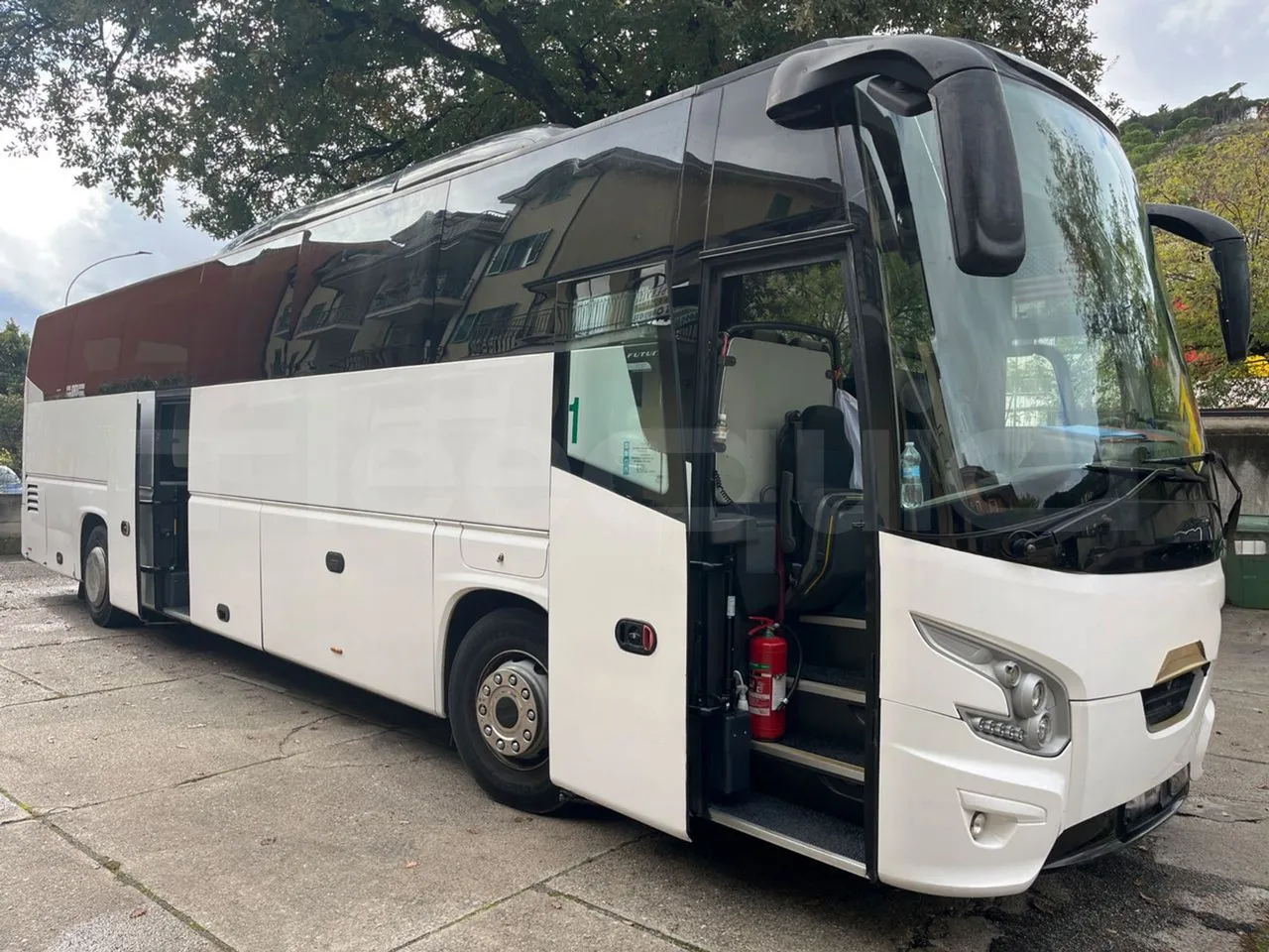 Vdl Futura FHD2129.410 -EUR5-300kW -12.875m - 3/4 right front doors open