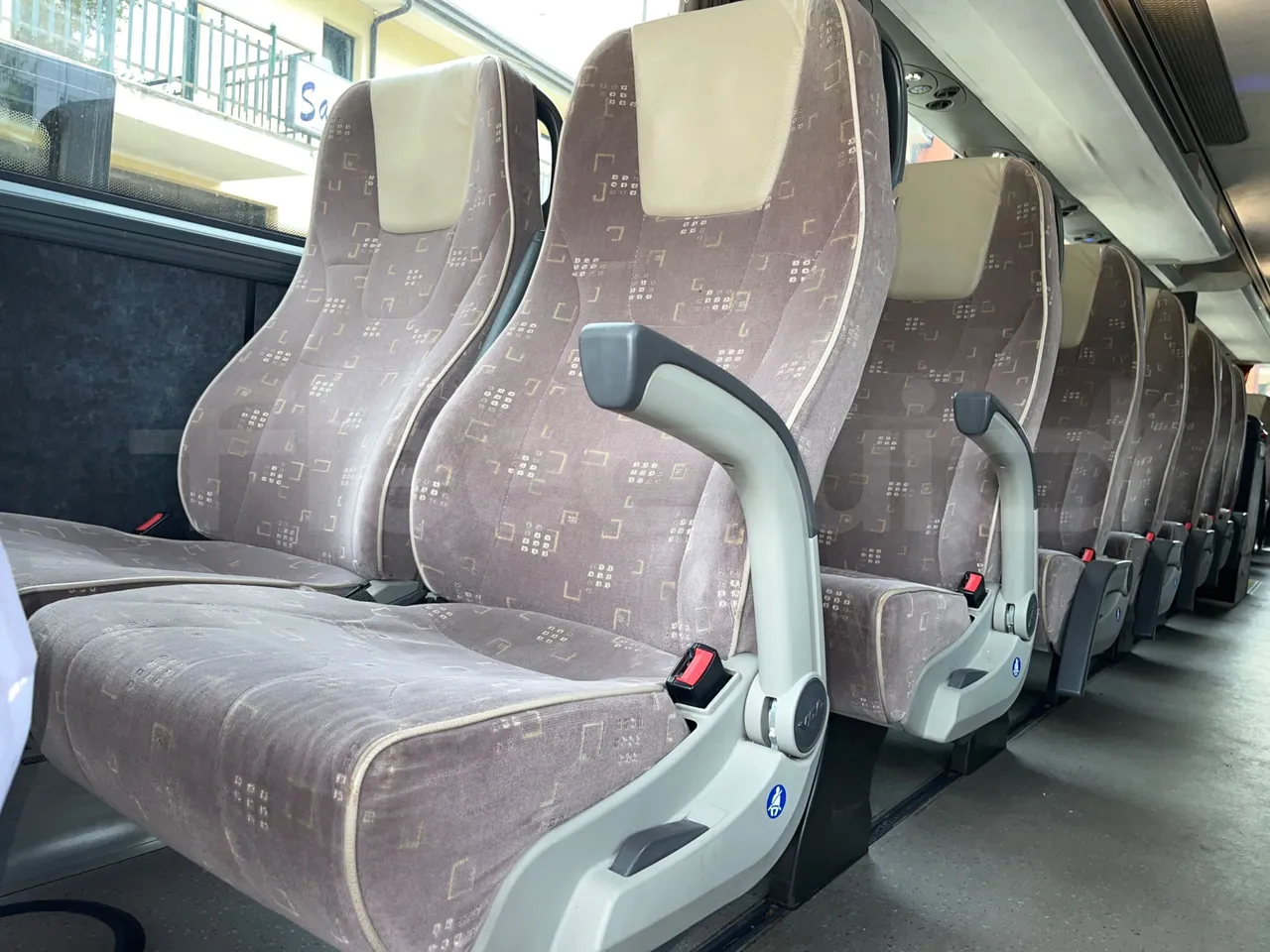 Vdl Futura FHD2129.410 -EUR5-300kW -12.875m - armrest detail photo